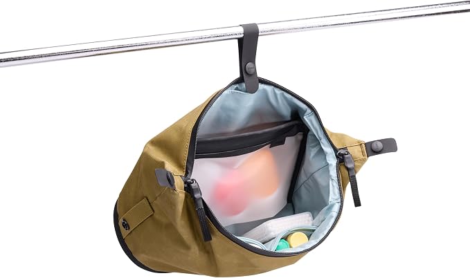Thule Aion Toiletry Bag - Water-resistant bag for toiletries, makeup & shaving essentials - Removable liquids bag included - Easy to clean - Snap loop for easy hang - Waxed, PFC-free fabric - Image 6