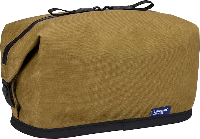 Thule Aion Toiletry Bag - Water-resistant bag for toiletries, makeup & shaving essentials - Removable liquids bag included - Easy to clean - Snap loop for easy hang - Waxed, PFC-free fabric - Image 4