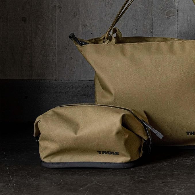 Thule Aion Toiletry Bag - Water-resistant bag for toiletries, makeup & shaving essentials - Removable liquids bag included - Easy to clean - Snap loop for easy hang - Waxed, PFC-free fabric - Image 7